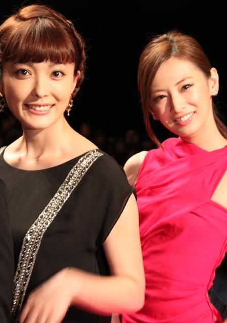 北川景子＆錦戸亮「抱きしめたい」初日挨拶で熱烈ハグ