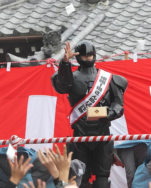ロボコップが柴又帝釈天で豆まき！「ご協力に感謝する」とご満悦
