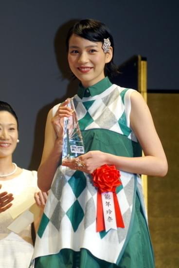 能年玲奈、新人賞受賞でレポーター殺到だじぇじぇ！しっかり受け答え