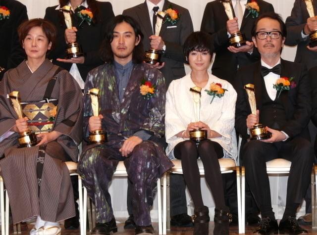 田中裕子、キネ旬表彰式で松田龍平とツーショット かつて父・優作と表紙飾る