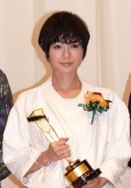 田中裕子、キネ旬表彰式で松田龍平とツーショット かつて父・優作と表紙飾る