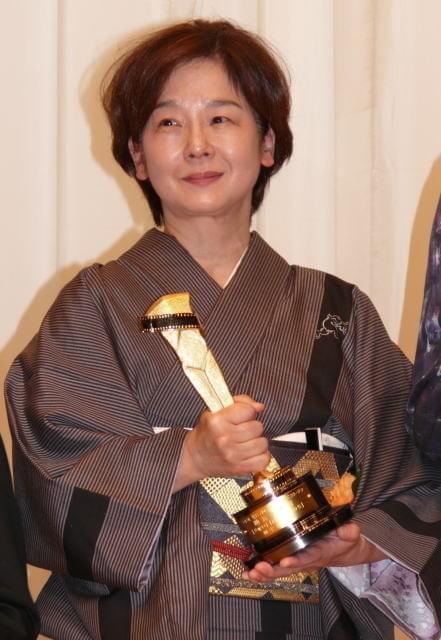 田中裕子、キネ旬表彰式で松田龍平とツーショット かつて父・優作と表紙飾る