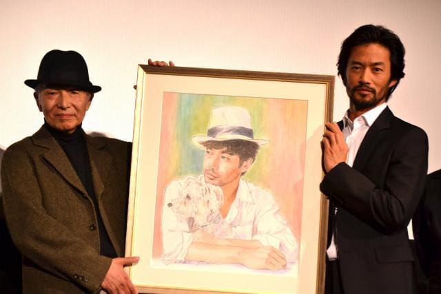 舞台挨拶に立った竹野内豊と画家の西野行彦氏