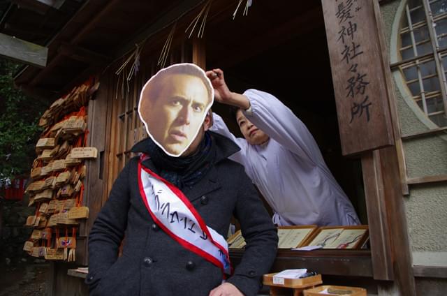 ニコケイくんが“髪の神社”で「フローズン・グラウンド」ヒット祈願！