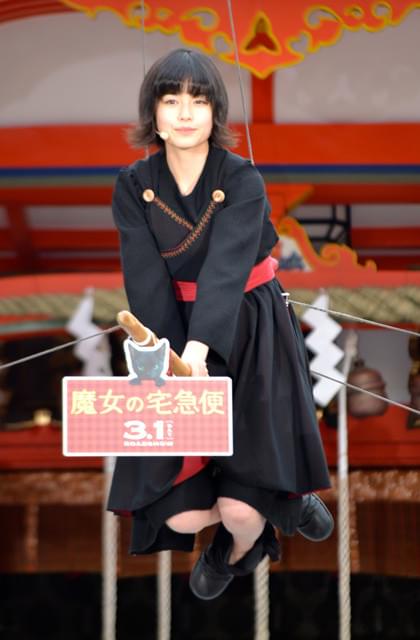 魔女キキ・小芝風花、“空飛ぶ魔法”を披露「やっぱり空は最高！」