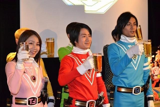 史上初！戦隊ヒーローの打ち上げを描いた「乾杯戦士 アフターV」宴会会見