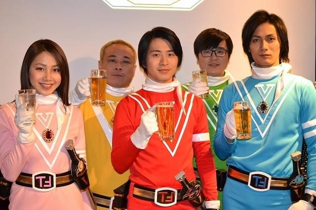 史上初！戦隊ヒーローの打ち上げを描いた「乾杯戦士 アフターV」宴会会見