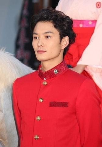 濱田岳＆岡田将生“おふざけ”封印、深田恭子は白馬に乗って……