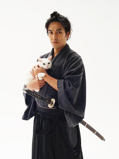 北村一輝、「真似できないユルさが魅力」の「猫侍」でネコに萌える侍に