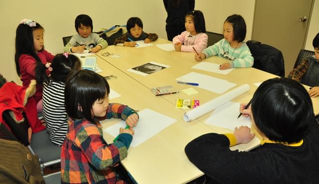 親子で小津安二郎の「お早よう」鑑賞 55年前の名作に子どもたちも笑い声