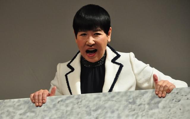 和田アキ子「進撃の巨人」アプリCMに出演！ 巨人になりきって壁から出現