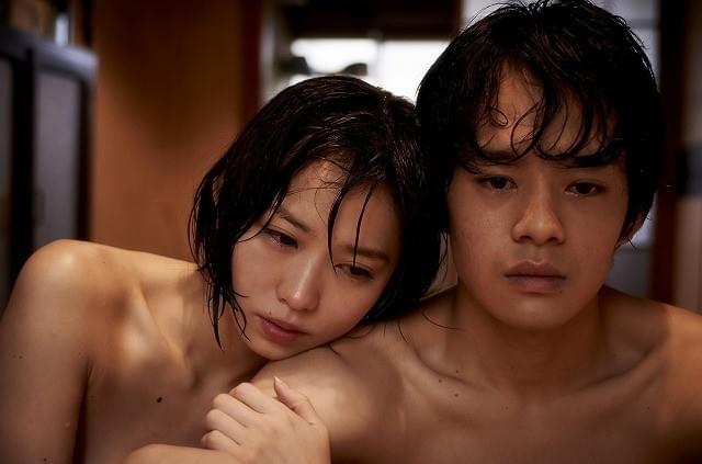 市川由衣、大胆な演技で新境地！「海を感じる時」主演で池松壮亮と熱烈タッグ