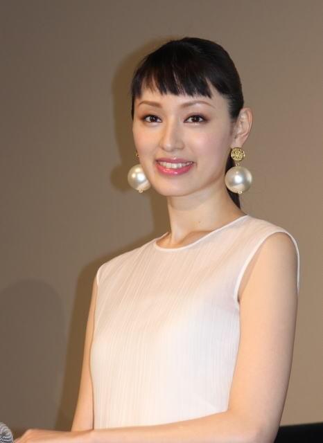 伊藤淳史＆仲村トオル「チーム・バチスタFINAL」封切りで、感無量の熱いハグ！