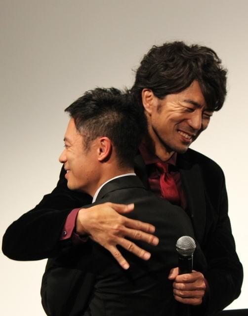 伊藤淳史＆仲村トオル「チーム・バチスタFINAL」封切りで、感無量の熱いハグ！