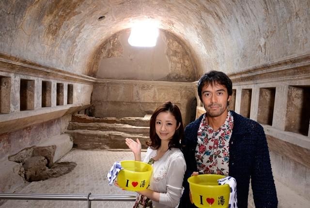 阿部寛＆上戸彩、ナポリっ子に指圧サービス 伊ナポリでワールドプレミア