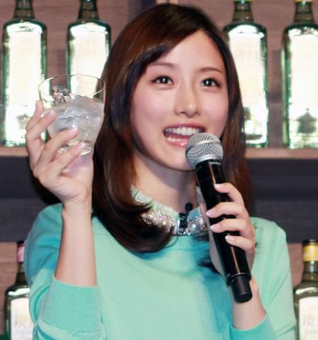 石原さとみ、CM出演する「鏡月」の期間限定バーに来店し「ボトルシェア、してみ」