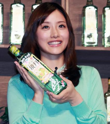 石原さとみ、CM出演する「鏡月」の期間限定バーに来店し「ボトルシェア、してみ」