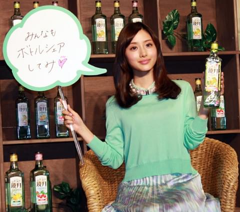 石原さとみ、CM出演する「鏡月」の期間限定バーに来店し「ボトルシェア、してみ」
