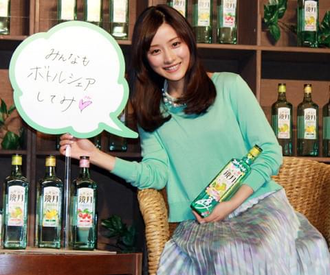 石原さとみ、CM出演する「鏡月」の期間限定バーに来店し「ボトルシェア、してみ」