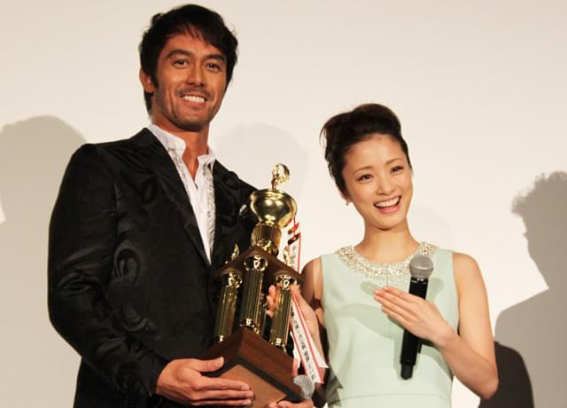 「テルマエ・ロマエII」の初日に 登壇した阿部寛と上戸彩