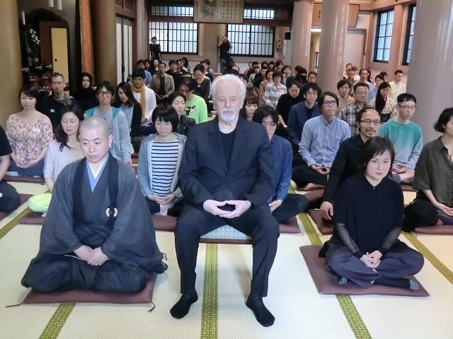 A・ホドロフスキーがファン100人と座禅会開催 「お金は魂をより良くするためのもの」と説法