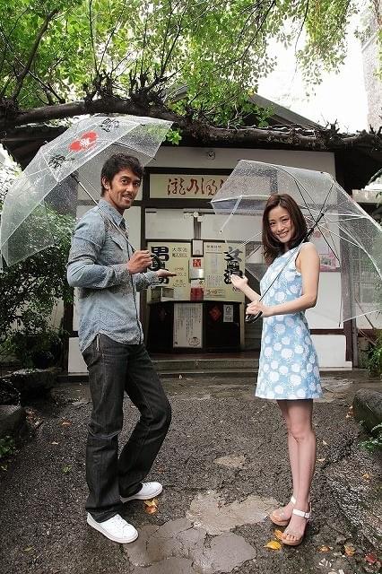 阿部寛＆上戸彩、雨にも負けず台湾ファン2000人歓迎に感激