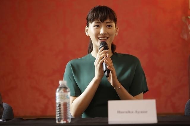 綾瀬はるか「モナ・リザ」と再会！「万能鑑定士Q」引っさげパリ凱旋