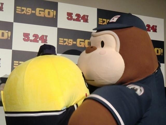 ふなっしー、年収は「梨箱換算で10万箱」 イベントで魔球「梨ナックル」披露