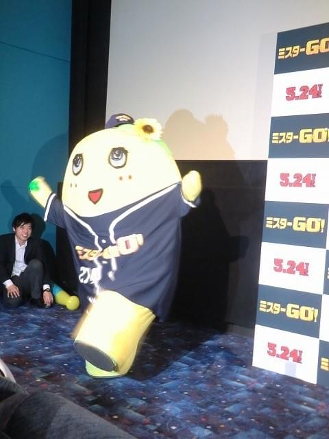 ふなっしー、年収は「梨箱換算で10万箱」 イベントで魔球「梨ナックル」披露