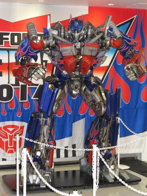 深夜の池袋にオプティマスプライム出現！「トランスフォーマー」30周年記念イベント