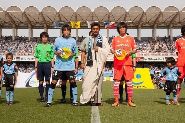 古代ローマ皇帝の側近に扮した宍戸開、 川崎フロンターレの始球式に登場