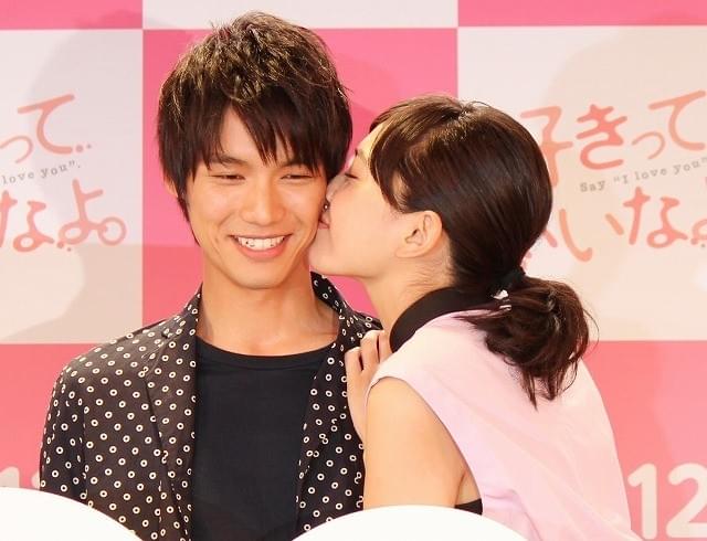 川口春奈、福士蒼汰にチュー！女性ファンからは悲鳴＆歓声