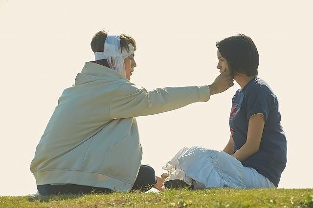 映画版「ホットロード」の春山(登坂)と和希(能年)