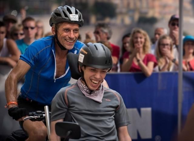 「グレート デイズ！ 夢に挑んだ父と子」の一場面