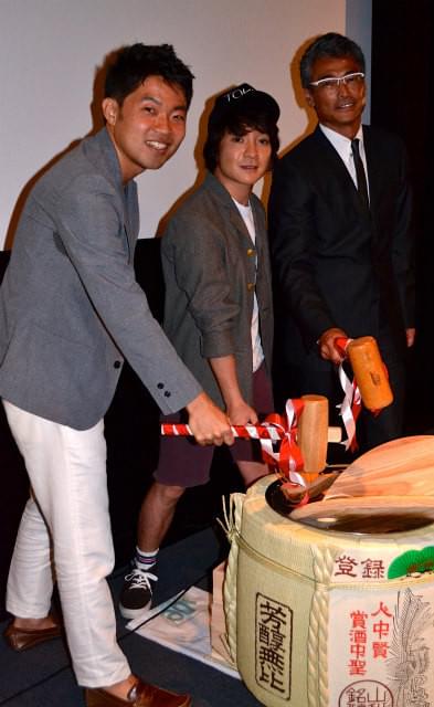 「サケボム」初日を喜ぶ濱田岳（中央）ら