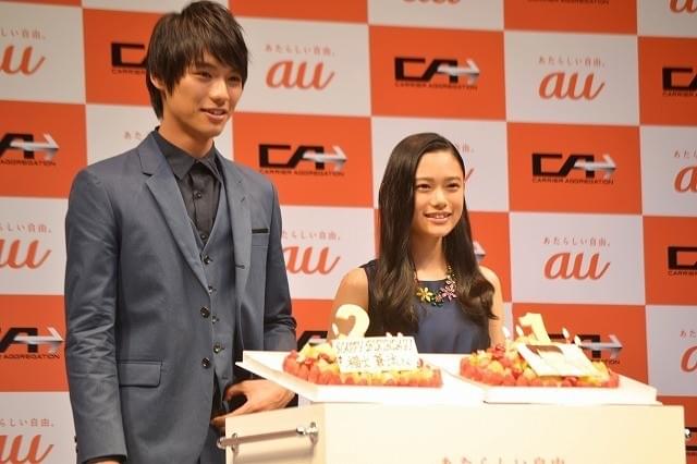 福士蒼汰＆杉咲花、au新CMで共演！ショップ店員役で松岡修造＆柳原可奈子も登場