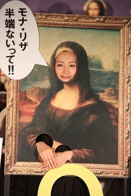 綾瀬はるか、顔ハメ看板で“モナ・リザ”に！爆笑続きの初日挨拶
