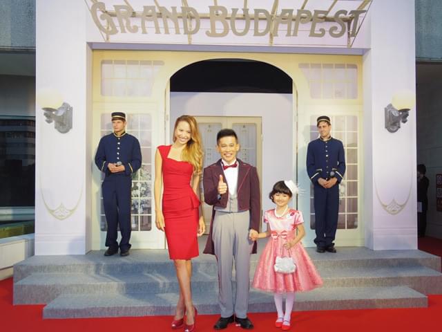 コンシェルジュになりきった柳沢慎吾 と道端アンジェリカと子役の小林星蘭ちゃん