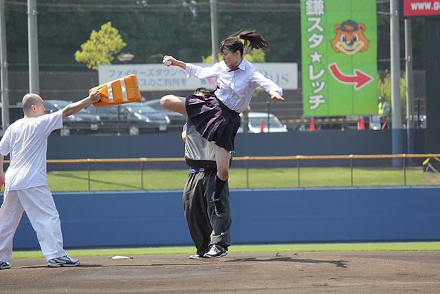 現役女子高生・宮原華音が強烈な飛び蹴り！アクション始球式にどよめき＆拍手喝さい