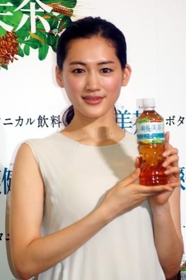 綾瀬はるか、緑々しい爽健美茶パンケーキで健やかスマイル