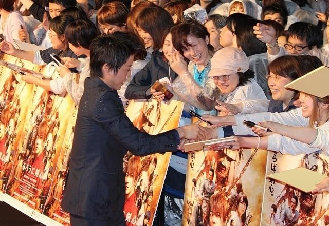 佐藤健「るろ剣」新作に手応え！どしゃ降りレッドカーペットにファン1200人