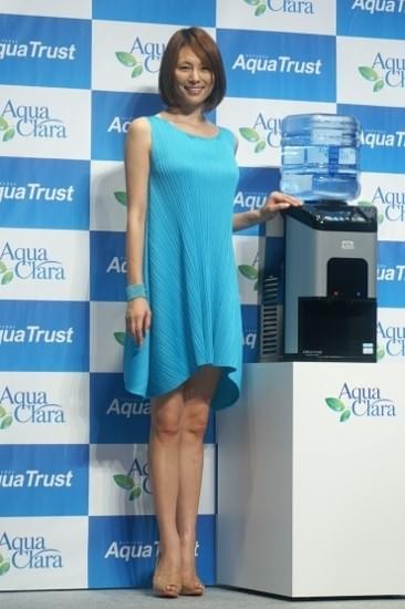 米倉涼子、新ウォーターサーバーでお湯飲んで美にさらに磨き