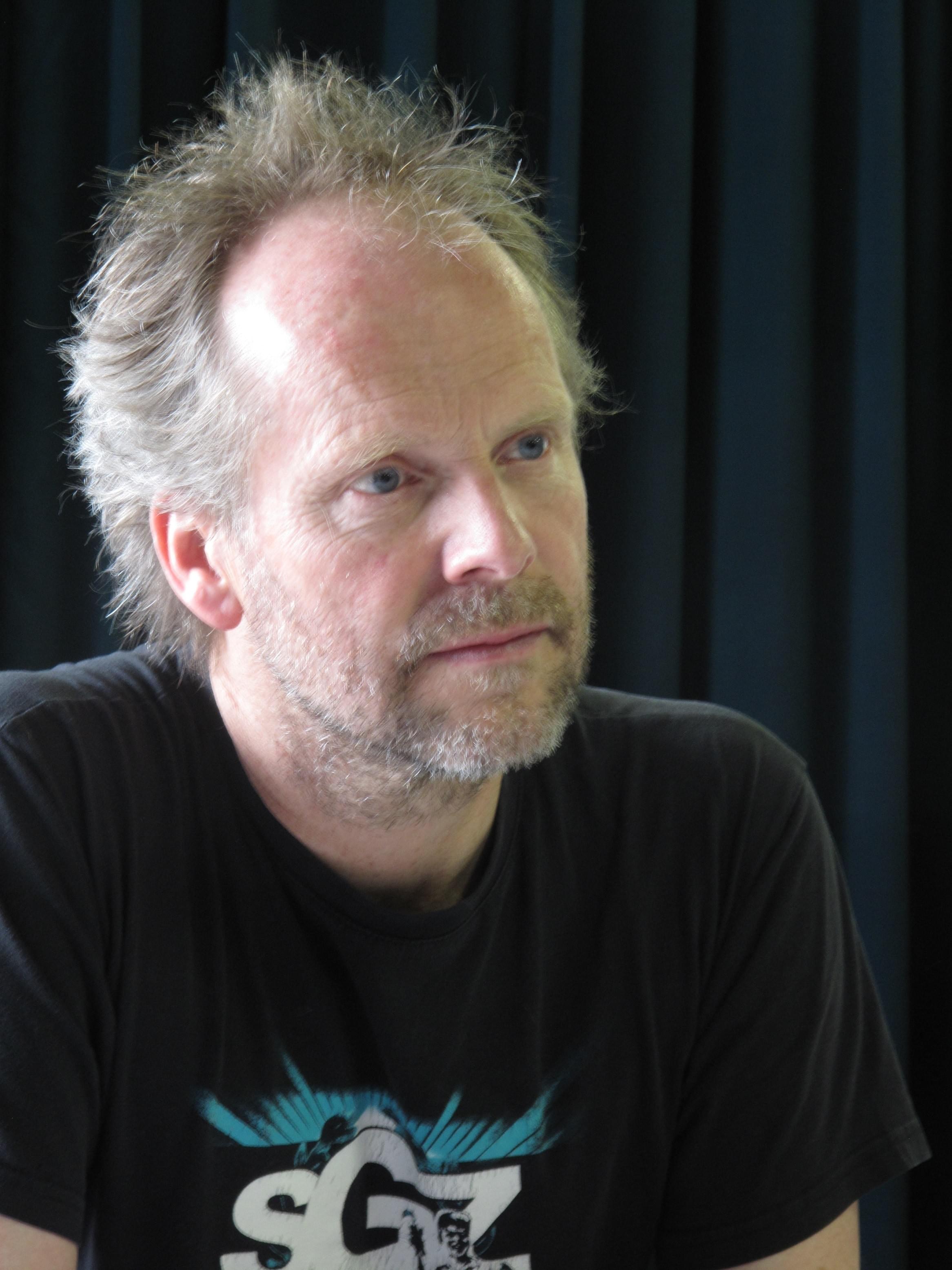 ナレーション、照明なし 伝説の修道院を映した異色ドキュメンタリーの監督に聞く