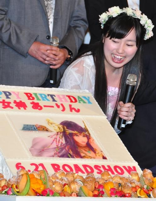「ももクロ」佐々木彩夏、18歳の誕生日に18万円ケーキ！