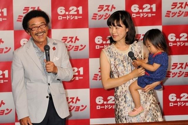 具志堅用高、2歳の孫にデレデレ 新宿バルト9を「ここって映画館？」