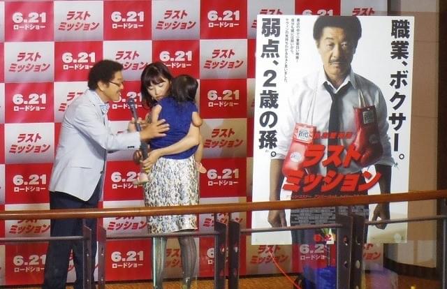 具志堅用高、2歳の孫にデレデレ 新宿バルト9を「ここって映画館？」