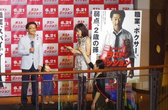 具志堅用高、2歳の孫にデレデレ 新宿バルト9を「ここって映画館？」