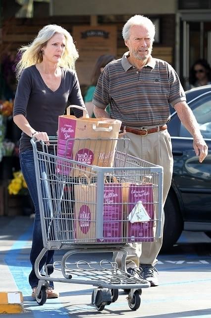 仲良くショッピングするふたり