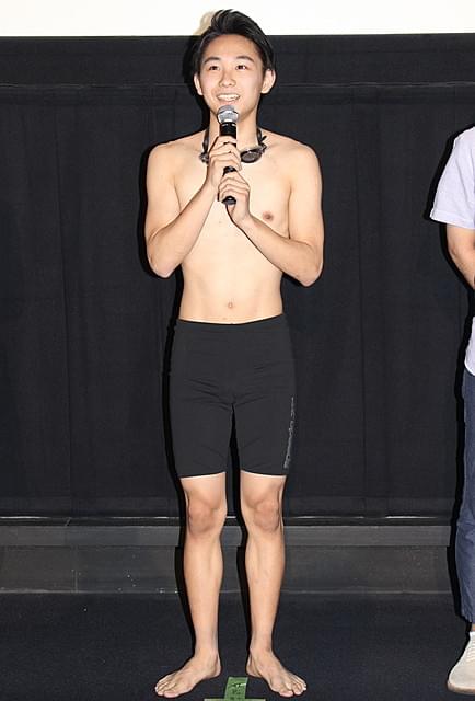 須賀健太「スイートプールサイド」を代表作と断言！海パン一丁で気合いの初日挨拶