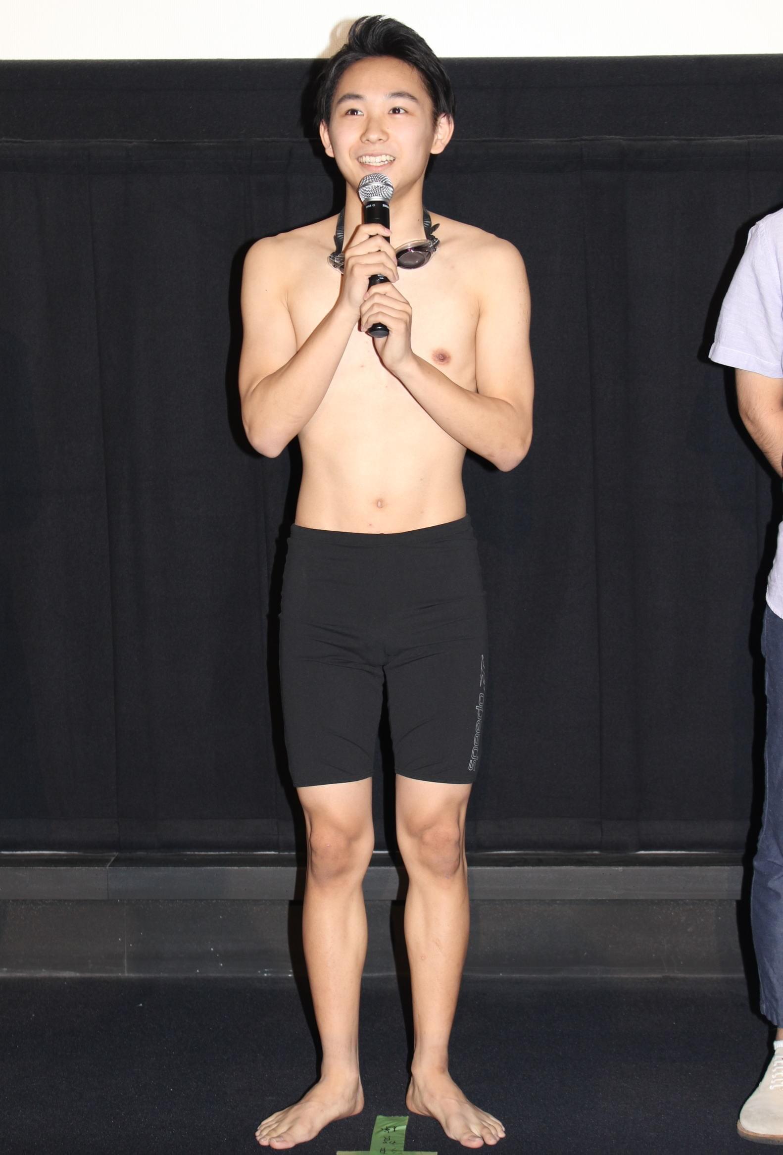 須賀健太「スイートプールサイド」を代表作と断言！海パン一丁で気合いの初日挨拶